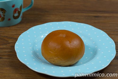 感動あんぱんつぶあん【第一パン】斜めから撮った写真