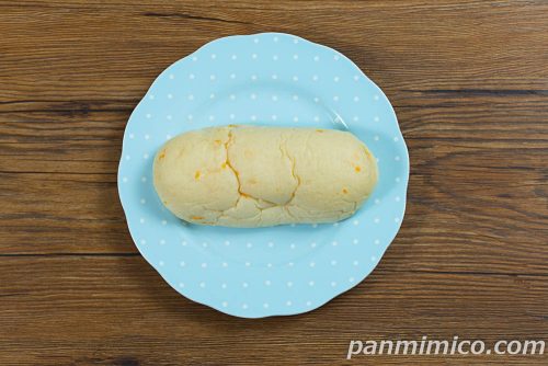 白生コッペパン(トリプルチーズ)【ファミリーマート】上から撮った写真