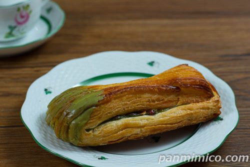 バター香るパンスイス　抹茶＆あずき【ローソン】斜めから撮った写真