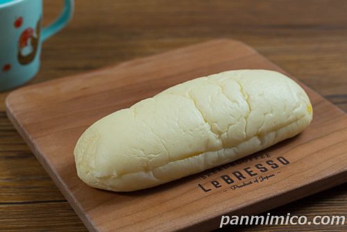 わたしの白いコッペ　たまごサラダ【セブンイレブン】斜めから撮った写真