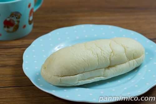 わたしの白いコッペ カフェラテクリーム【セブンイレブン】斜めから撮った写真