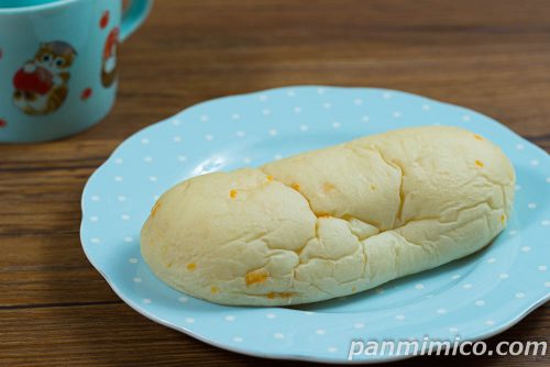 白生コッペパン(トリプルチーズ)【ファミリーマート】斜めから撮った写真
