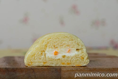 白生コッペパン(トリプルチーズ)【ファミリーマート】断面の写真