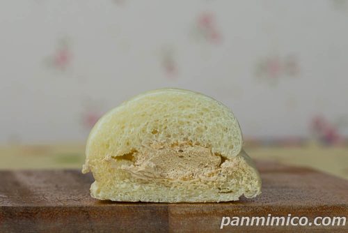 わたしの白いコッペ カフェラテクリーム【セブンイレブン】断面の写真