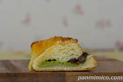バター香るパンスイス　抹茶＆あずき【ローソン】断面の写真