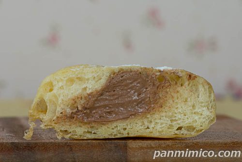 白生ドーナツ(チョコホイップ)【ファミリーマート】断面の写真