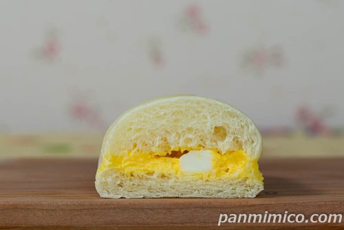 わたしの白いコッペ　たまごサラダ【セブンイレブン】断面の写真