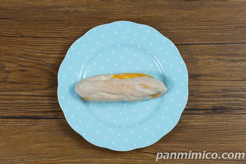 ウメダチーズラボ監修　2種のチーズエクレア【ローソン】上から撮った写真