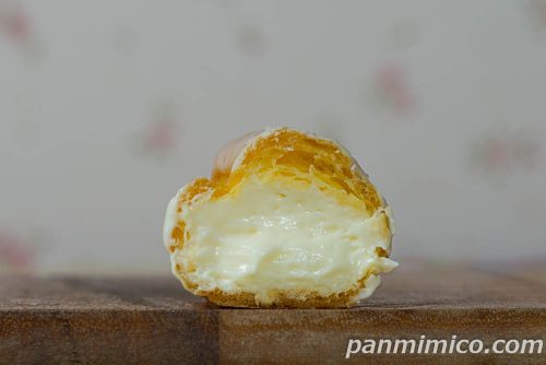 ウメダチーズラボ監修　2種のチーズエクレア【ローソン】断面の写真