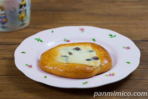 クリームチーズレーズンぱん【Pasco】斜めから撮った写真