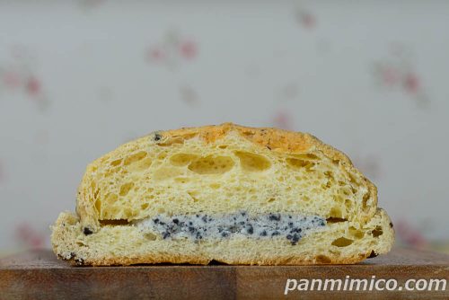 クッキー＆クリームメロンパン【Pasco】断面の写真