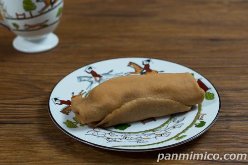 ブルボン ルマンドクレープ(苺)【ファミリーマート】斜めから撮った写真