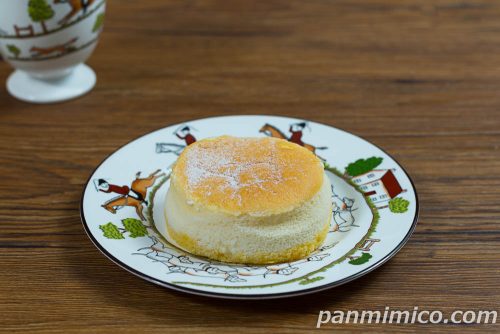 ふわしゅわ半熟スフレ （のび～るチーズソース入り）【ファミリーマート】斜めから撮った写真