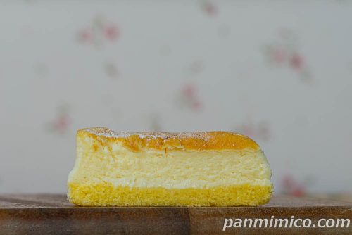 ふわしゅわ半熟スフレ （のび～るチーズソース入り）【ファミリーマート】断面の写真