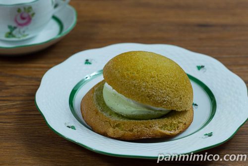 ダブルクリームシフォン（抹茶＆ミルク）【ヤマザキ】斜めから撮った写真