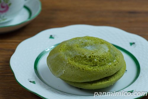 抹茶のスフレ（抹茶クリーム＆ミルクソース）【ヤマザキ】斜めから撮った写真