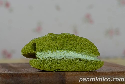 抹茶のスフレ（抹茶クリーム＆ミルクソース）【ヤマザキ】断面の写真