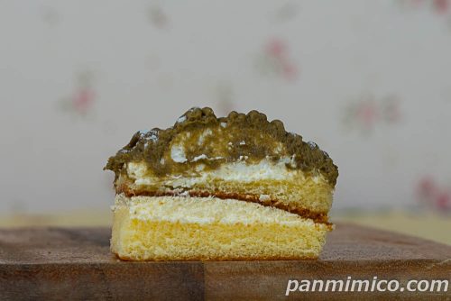 2色のお茶モンブラン（抹茶＆ほうじ茶）【ヤマザキ】ほうじ茶モンブラン断面の写真