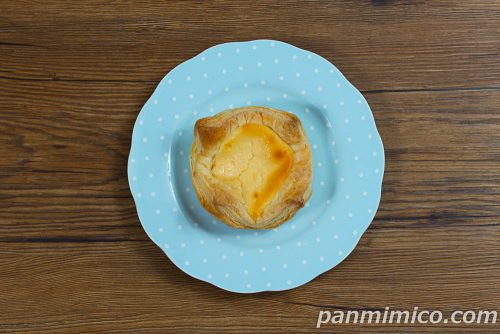 チーズケーキタルトデニッシュ【ファミリーマート】上から撮った写真