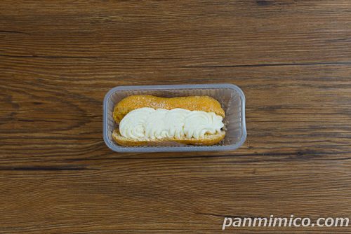 レアチーズエクレア（カシスソース入り）【ファミリーマート】上から撮った写真