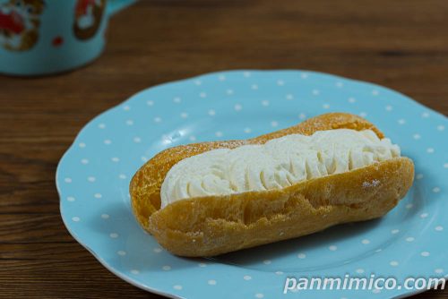 レアチーズエクレア（カシスソース入り）【ファミリーマート】斜めから撮った写真