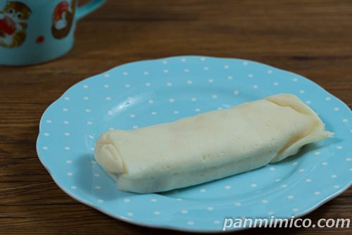 くちどけカスタードクレープ(バナナ入)【ローソン】斜めから撮った写真