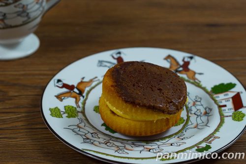 ザクっとしたベイクドプリンサンド【ローソン】斜めから撮った写真