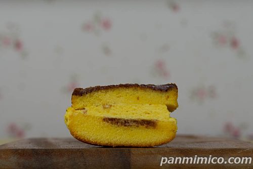 ザクっとしたベイクドプリンサンド【ローソン】断面の写真