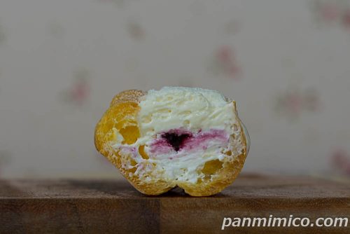 レアチーズエクレア（カシスソース入り）【ファミリーマート】断面の写真