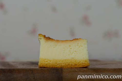 キューブベイクドチーズケーキ【ファミリーマート】断面の写真