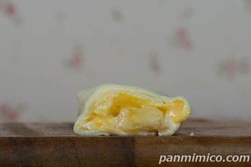 くちどけカスタードクレープ(バナナ入)【ローソン】断面の写真