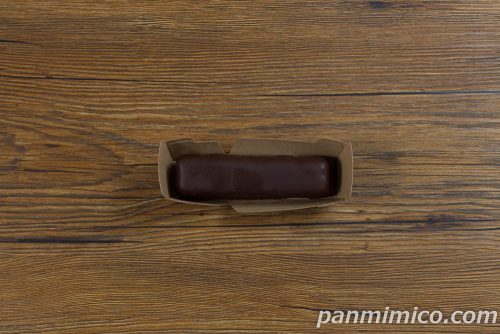 ご褒美スティックケーキ　ショコラとふわとろ生ムース【ローソン】上から撮った写真