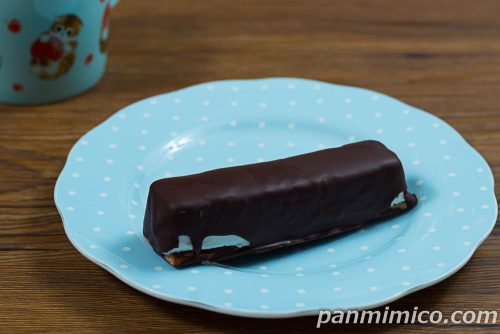 ご褒美スティックケーキ　ショコラとふわとろ生ムース【ローソン】斜めから撮った写真