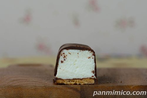 ご褒美スティックケーキ　ショコラとふわとろ生ムース【ローソン】断面の写真