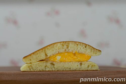 ふわもちパンケーキ（たまご）2個入【ヤマザキ】断面の写真