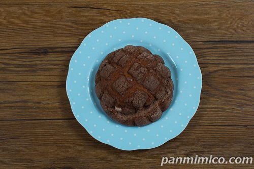 チョコメロンパン　角切りチョコ＆チョコホイップ【ローソン】上から撮った写真