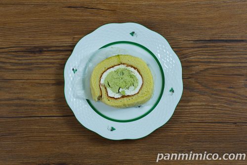 抹茶ロールケーキ(抹茶クリーム&ホイップ)【ヤマザキ】上から撮った写真