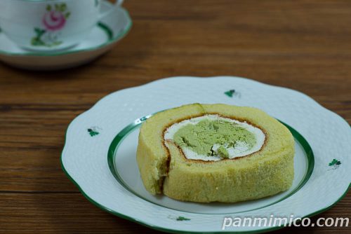 抹茶ロールケーキ(抹茶クリーム&ホイップ)【ヤマザキ】斜めから撮った写真