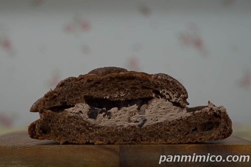 チョコメロンパン　角切りチョコ＆チョコホイップ【ローソン】断面の写真