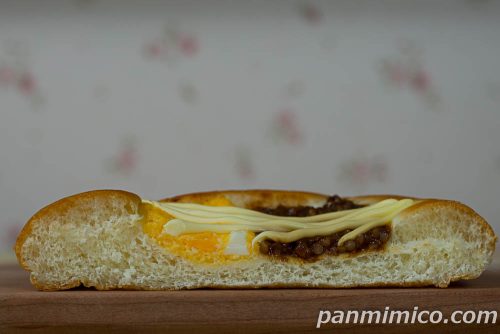 2種の味わい たまご＆焼きそばパン【ヤマザキ】断面の写真