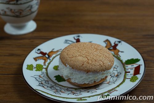 クリームたっぷり生ブッセ（バタークッキー＆チーズクリーム）【ヤマザキ】斜めから撮った写真