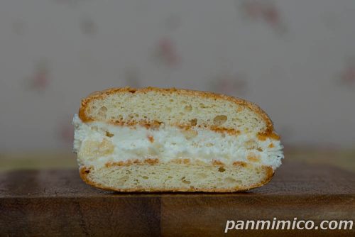 クリームたっぷり生ブッセ（バタークッキー＆チーズクリーム）【ヤマザキ】断面の写真