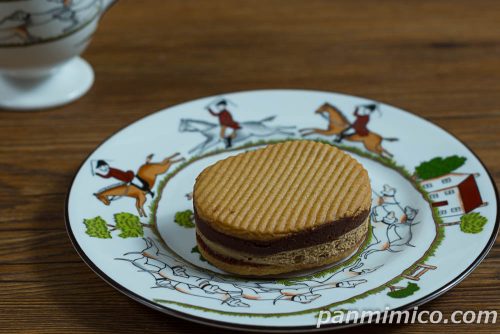 生チョコサンド　コーヒー【ファミリーマート】斜めから撮った写真