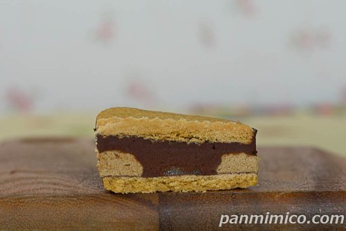 生チョコサンド　コーヒー【ファミリーマート】断面の写真