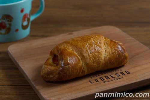 エッグベーコンクロワッサン【YKベーキングカンパニー】斜めから撮った写真