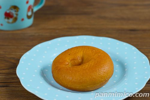 お店で揚げたシュガードーナツ【セブンイレブン】斜めから撮った写真