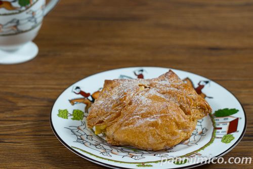 サクっとしたカスタードパイシュー【ローソン】斜めから撮った写真