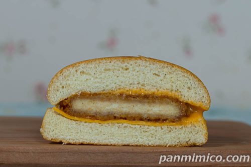 ほりにし　てりやきチキンカツチーズバーガー【ローソン】断面の写真