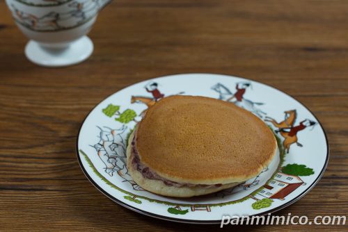 生どら焼き（小豆ホイップ）【ヤマザキ】斜めから撮った写真