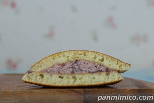 生どら焼き（小豆ホイップ）【ヤマザキ】断面の写真